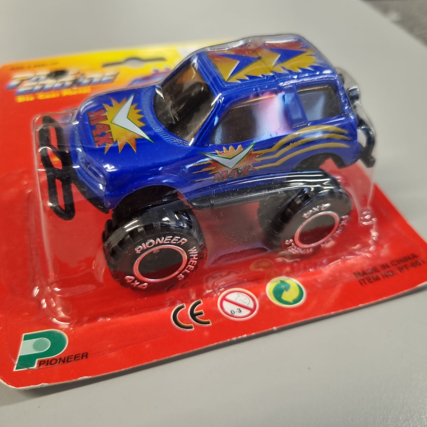 Pioneer 4x4 : pro engine die cast : Toyota Rav 4 (Retro)