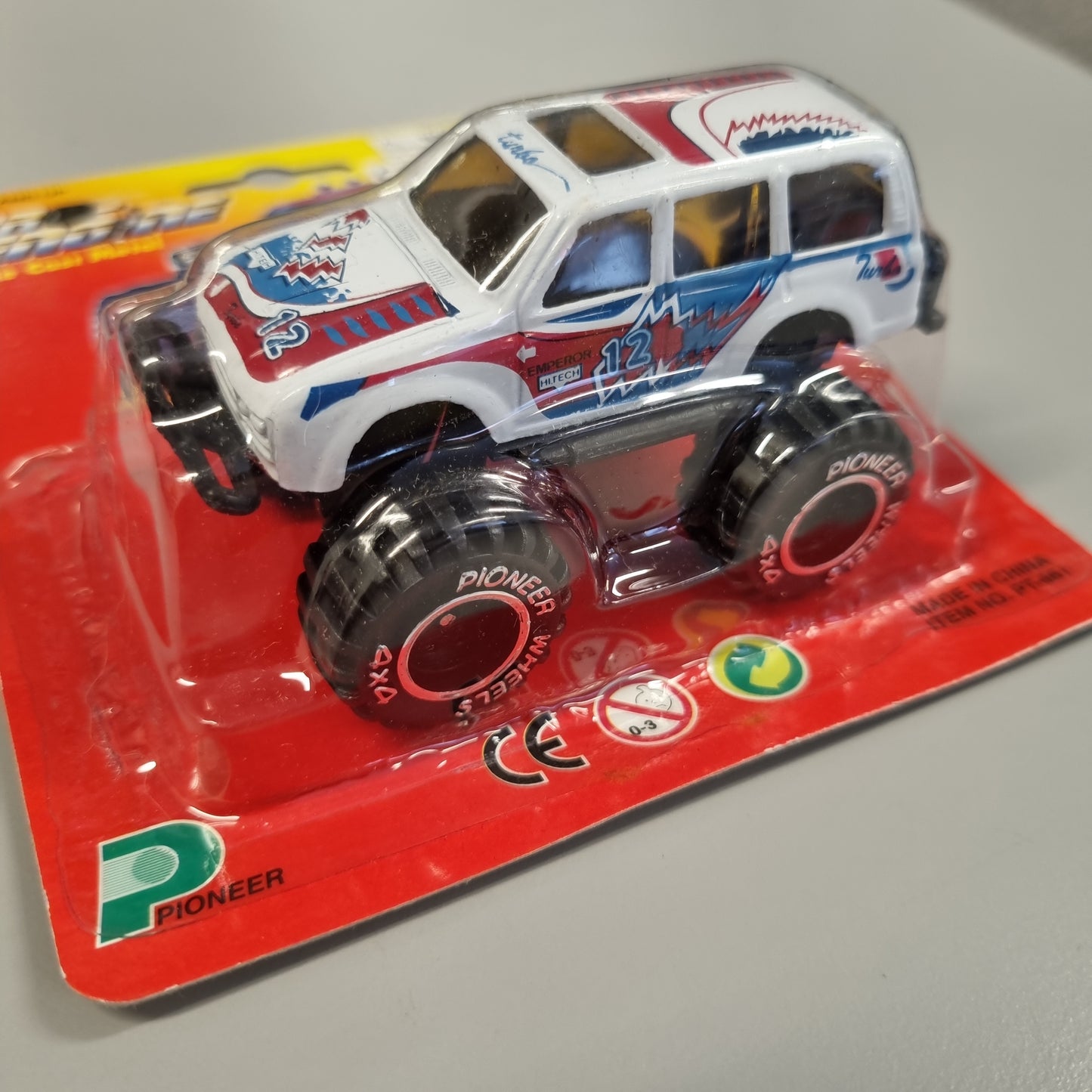 Pioneer 4x4 : pro engine die cast : Toyota Land Cruiser (Retro)