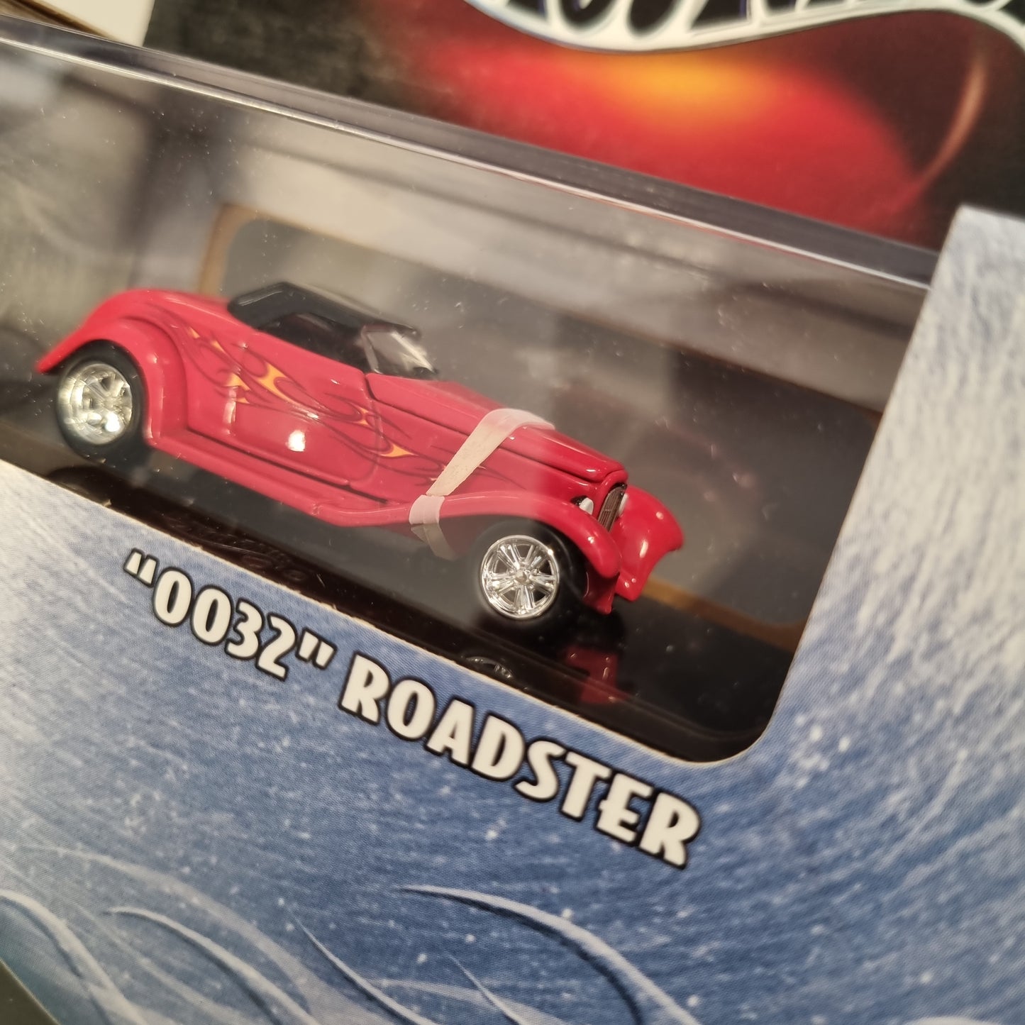 100% Hot wheels (Premium) : "0032" Roadster m/Display case