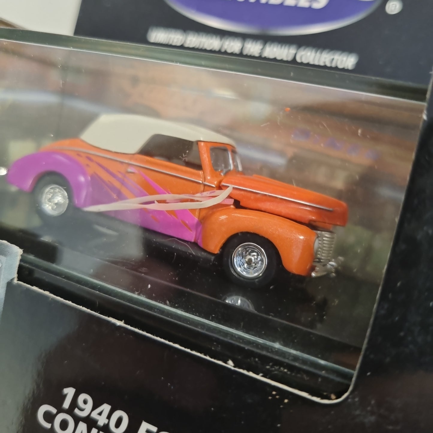 Hot wheels Collectibles (Premium) : 1940 Ford Convertible m/Display case