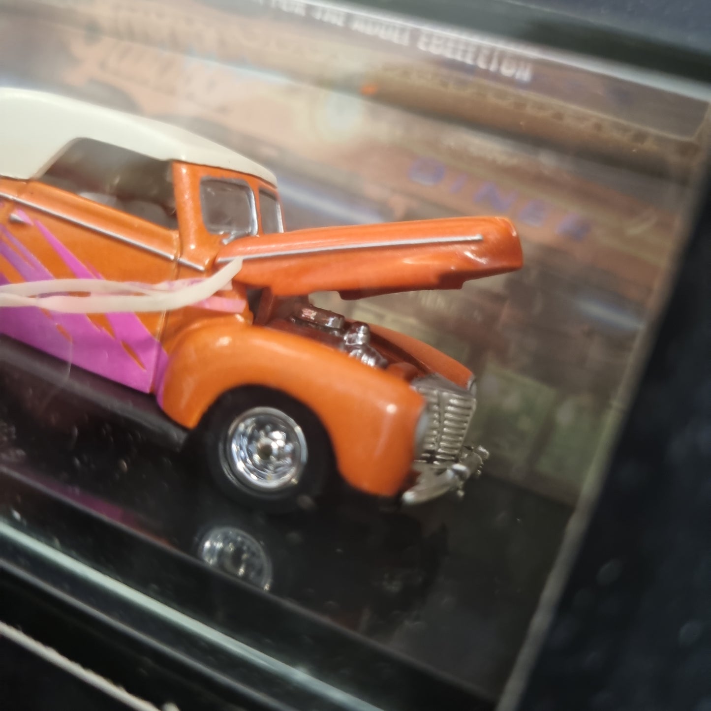 Hot wheels Collectibles (Premium) : 1940 Ford Convertible m/Display case