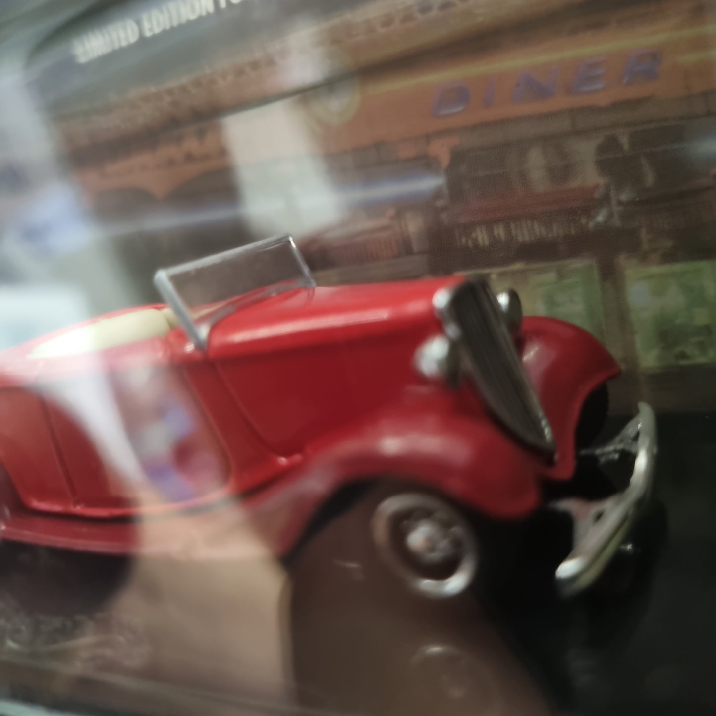 Hot wheels Collectibles (Premium) : 1934 Ford m/Display case