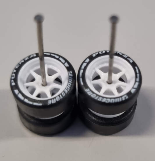 1/64 felger : Hvite 7 Spoke Felger M/"Bridgestone Potenza" dekk