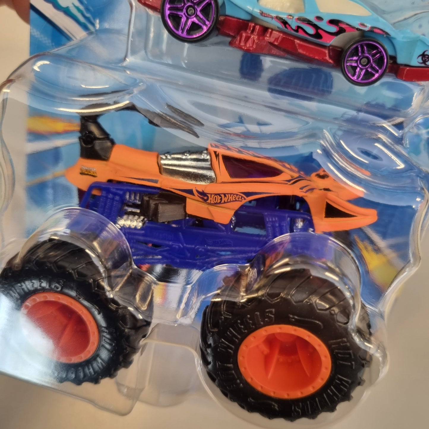 Hot wheels Monster Trucks : Truck & Car : Scorpedo