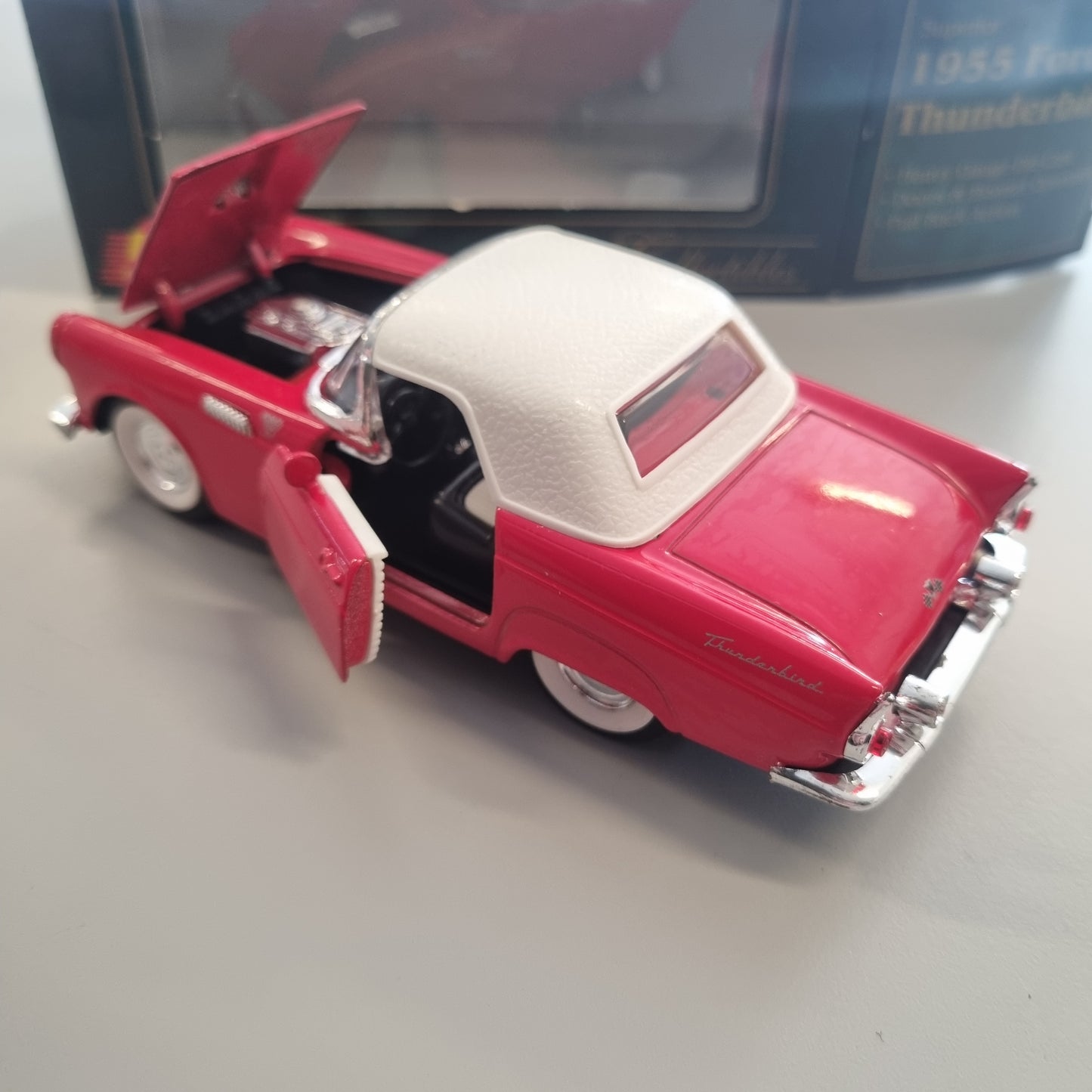 Superior Collectibles 1:36 skala : 1955 Ford Thunderbird