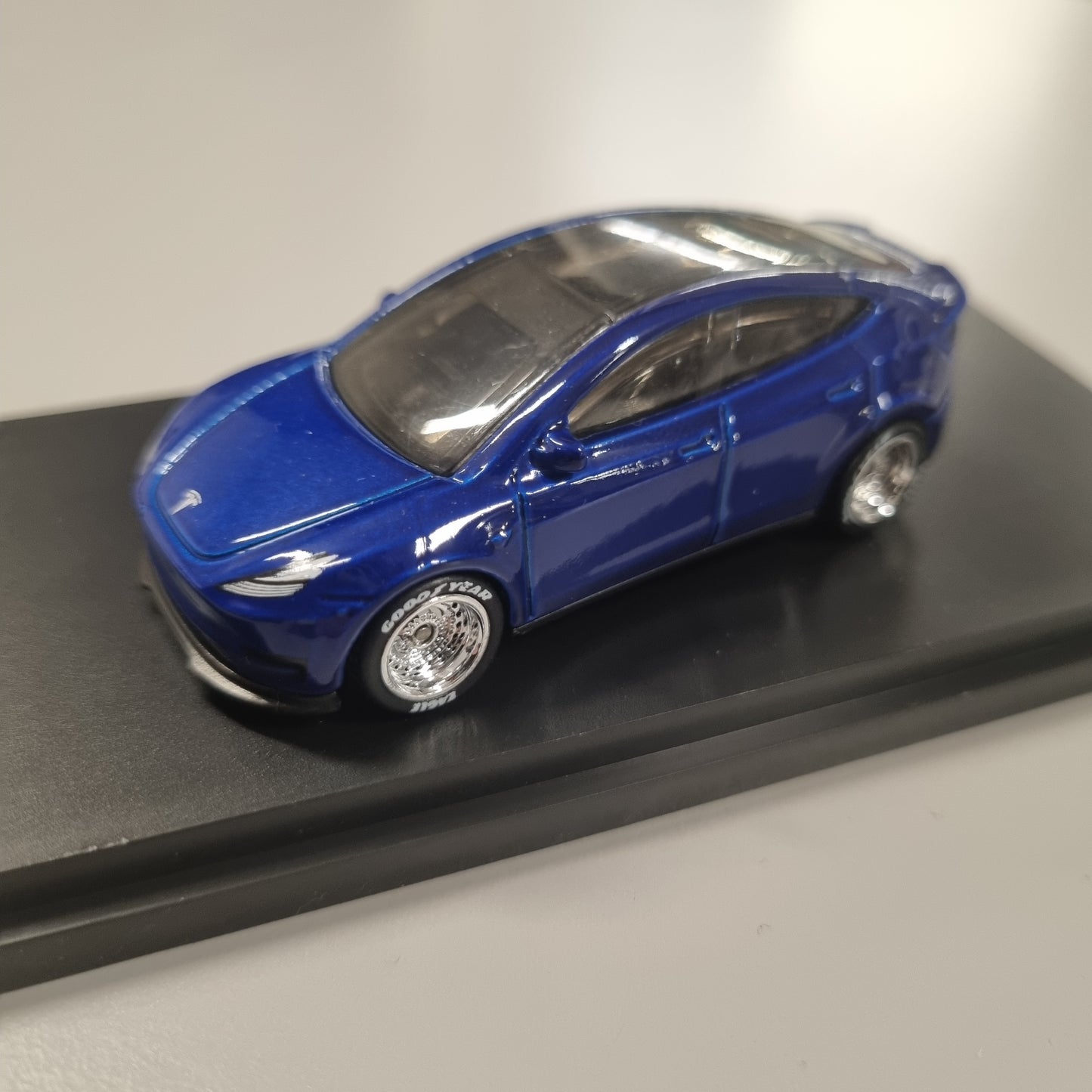 Custom Hot Wheels : Tesla Model Y m/wheelswap & Display