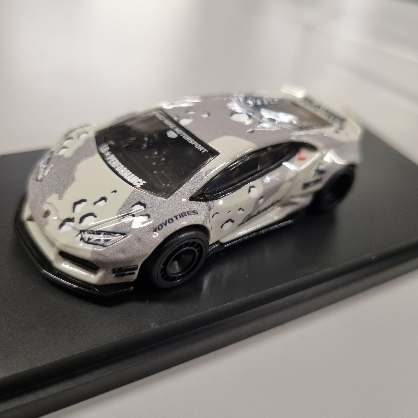 Hot wheels Premium : LB-Works Lamborghini Huracan ( med display )