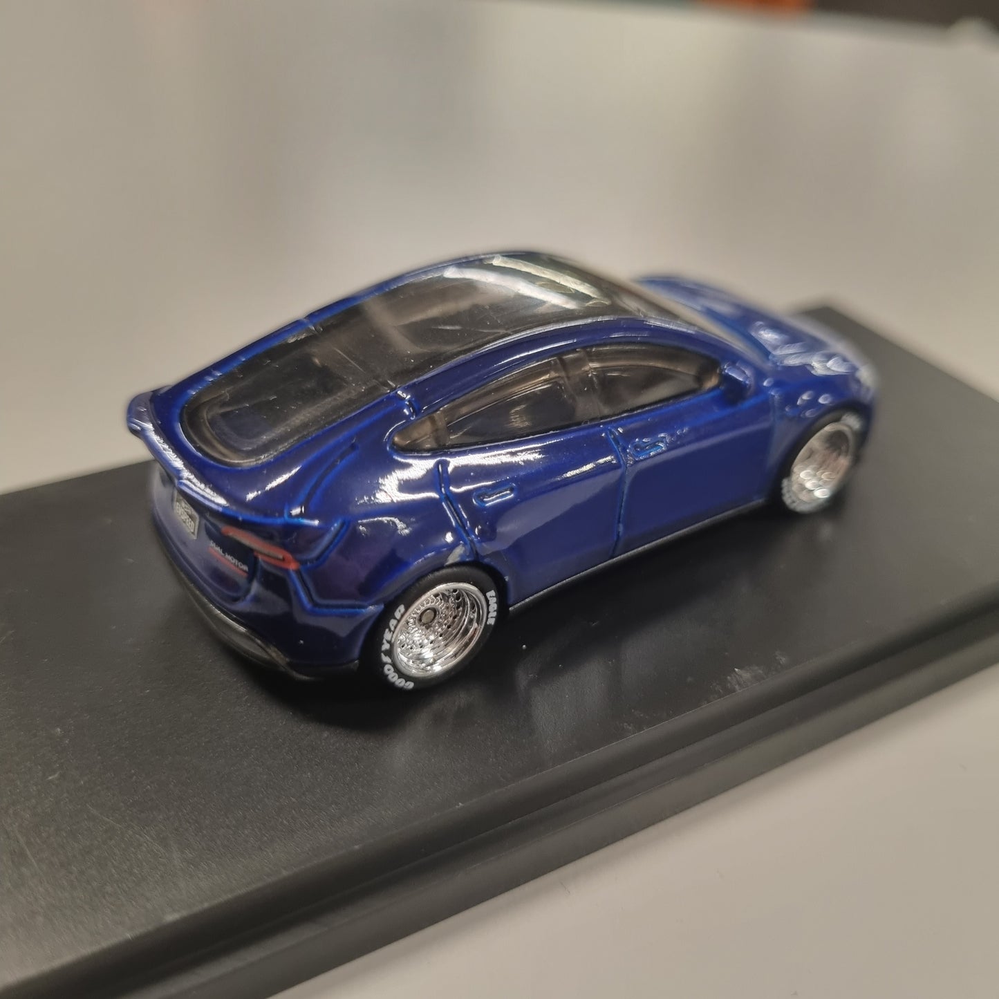 Custom Hot Wheels : Tesla Model Y m/wheelswap & Display